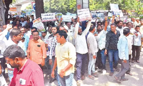 GO 317: समाधान की मांग को लेकर कर्मचारियों ने गांधी भवन पर किया प्रदर्शन GO 317: समाधान की मांग को लेकर कर्मचारियों ने गांधी भवन पर किया प्रदर्शन