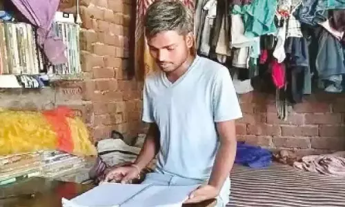 UP: आईआईटी धनबाद में दलित छात्र की पूरी फीस भरेगी यूपी सरकार