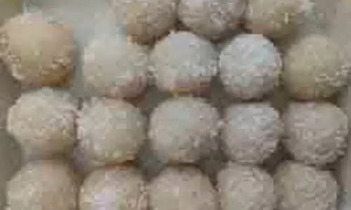 Navratri Day 1 Recipe: नवरात्रि के पहले दिन देवी शैलपुत्री को लगाएं नारियल के लड्डू का भोग