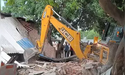 बुलडोजर का इतिहास: निर्माण से लेकर तोड़फोड़ की मशीन बनने तक की यात्रा
