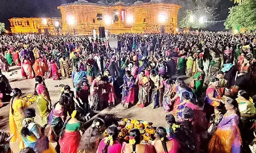 Telangana: बाथुकम्मा की रंगारंग शुरुआत Telangana: बाथुकम्मा की रंगारंग शुरुआत