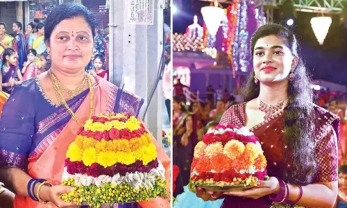 Telangana: चिन्ना बथुकम्मा ने हर्षोल्लास के साथ मनाया Telangana: चिन्ना बथुकम्मा ने हर्षोल्लास के साथ मनाया