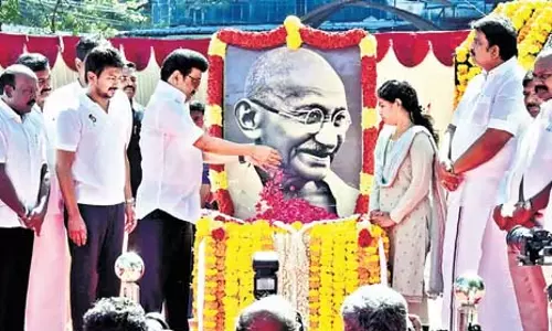 Tamil Nadu राज्यपाल आरएन रवि, सीएम स्टालिन ने गांधी, कामराज और शास्त्री को श्रद्धांजलि दी Tamil Nadu राज्यपाल आरएन रवि, सीएम स्टालिन ने गांधी, कामराज और शास्त्री को श्रद्धांजलि दी