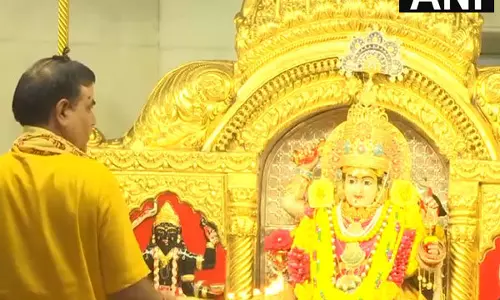 Delhi: झंडेवालान माता मंदिर में आरती के साथ शारदीय नवरात्रि का पहला दिन मनाया गया