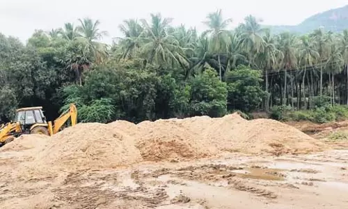 Tamil Nadu कोविलपट्टी में रेत खनन के लिए निजी स्कूल ने पहाड़ी को उड़ा दिया