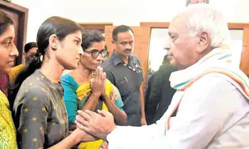 Kerala : अर्जुन के परिवार ने मनाफ पर अपने दुख का फायदा उठाने का आरोप लगाया Kerala : अर्जुन के परिवार ने मनाफ पर अपने दुख का फायदा उठाने का आरोप लगाया
