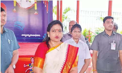 Andhra: गृह मंत्री ने इंद्रकीलाद्री की चोटी पर सुरक्षा का निरीक्षण किया Andhra: गृह मंत्री ने इंद्रकीलाद्री की चोटी पर सुरक्षा का निरीक्षण किया