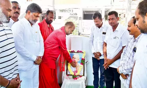 Telangana: बंदी संजय ने महात्मा को श्रद्धांजलि अर्पित की Telangana: बंदी संजय ने महात्मा को श्रद्धांजलि अर्पित की