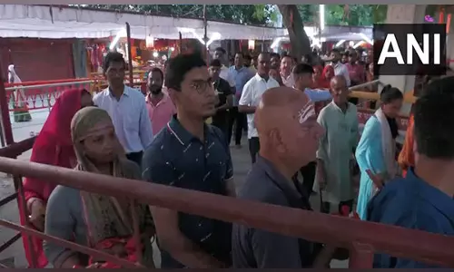 Navratri के पहले दिन देशभर के मंदिरों में भक्तों की भीड़ उमड़ी
