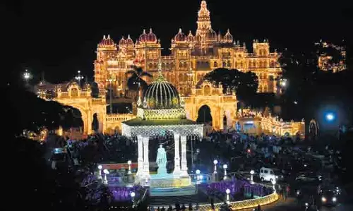 Karnataka : मैसूर में आज से नाडा हब्बा दशहरा शुरू, लेखिका हंपना करेंगी उत्सव की शुरुआत Karnataka : मैसूर में आज से नाडा हब्बा दशहरा शुरू, लेखिका हंपना करेंगी उत्सव की शुरुआत
