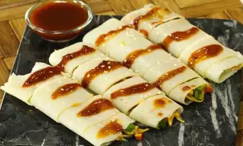 Stuffed Rice Rolls Recipe: वीकेंड पर कुछ अलग ट्राई करें
