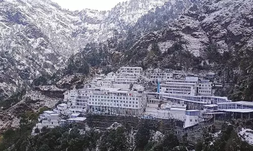 नवरात्रि पर दुल्हन की तरह सजा मां वैष्णो देवी का दरबार, दर्शनार्थियों की सुविधा का रखा जा रहा विशेष ध्यान
