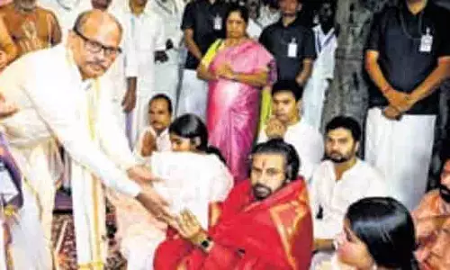 Andhra : उपमुख्यमंत्री पवन कल्याण ने प्रायश्चित दीक्षा पूरी की, दो बेटियों के साथ तिरुमाला पहुंचे Andhra : उपमुख्यमंत्री पवन कल्याण ने प्रायश्चित दीक्षा पूरी की, दो बेटियों के साथ तिरुमाला पहुंचे