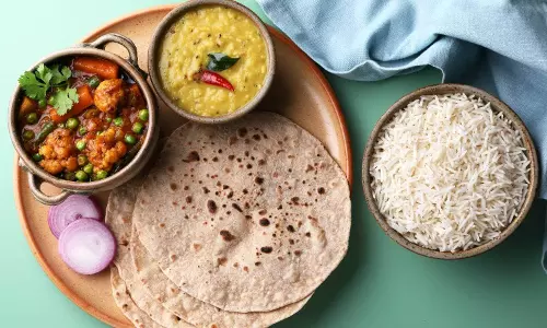 जानिए वजन घटाने के लिए चावल और रोटी में से कौन सा विकल्प सबसे अच्छा जानिए वजन घटाने के लिए चावल और रोटी में से कौन सा विकल्प सबसे अच्छा