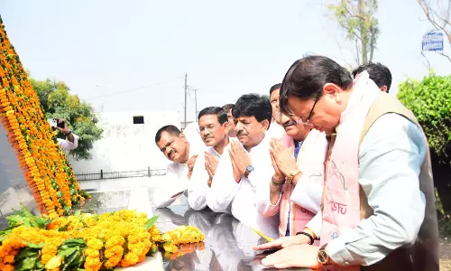 Muzaffarnagar: सीएम पुष्कर सिंह धामी ने शहीद स्मारक पर दी श्रद्धांजलि