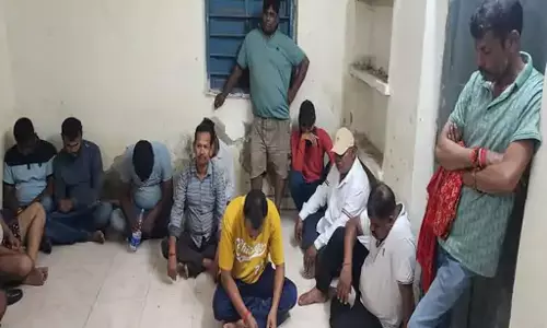 पार्षद और पत्रकार जुआ खेलते गिरफ्तार, 14 लोग भी पकड़ाए