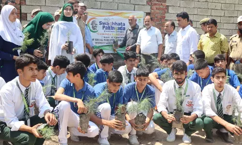CUK, MC Ganderbal ने बड़े पैमाने पर सफाई अभियान का आयोजन किया CUK, MC Ganderbal ने बड़े पैमाने पर सफाई अभियान का आयोजन किया