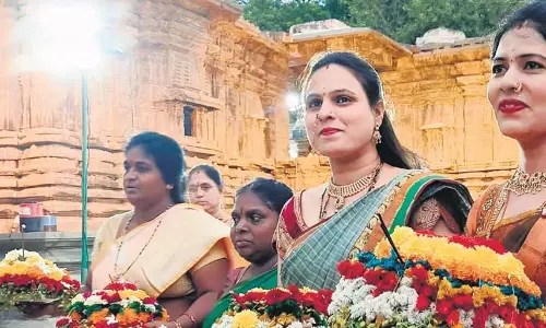 Telangana: सज-धज कर महिलाएं बाथुकम्मा के पहले दिन त्रि-शहरों के मंदिरों में पहुंचीं