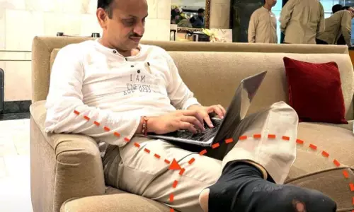 IIT professor ने फटे मोजे पहने हुए वायरल फोटो पर प्रतिक्रिया दी IIT professor ने फटे मोजे पहने हुए वायरल फोटो पर प्रतिक्रिया दी