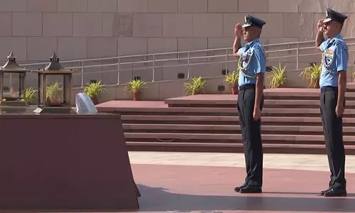 Delhi: नए वायुसेना उप प्रमुख एयर मार्शल एसपी धारकर ने राष्ट्रीय युद्ध स्मारक पर श्रद्धांजलि अर्पित की Delhi: नए वायुसेना उप प्रमुख एयर मार्शल एसपी धारकर ने राष्ट्रीय युद्ध स्मारक पर श्रद्धांजलि अर्पित की