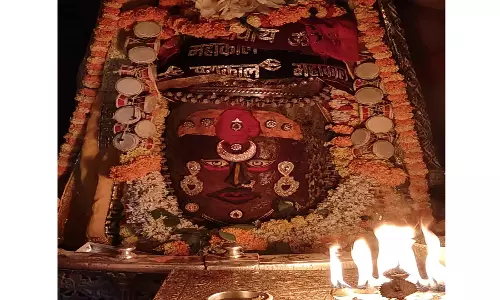 Ujjain : नवरात्रि के प्रथम दिन में डमरू की माला  नाक में नथनी मस्तक पर बिंदिया से सजे महाकाल