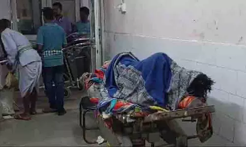 Dhenkanal : शौच के लिए ट्रैक पार करते समय युवक की ट्रेन की चपेट में आने से पैर कट गया Dhenkanal : शौच के लिए ट्रैक पार करते समय युवक की ट्रेन की चपेट में आने से पैर कट गया