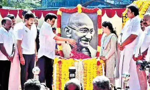 TN : राज्यपाल आरएन रवि, मुख्यमंत्री स्टालिन ने गांधी, कामराज और शास्त्री को श्रद्धांजलि दी