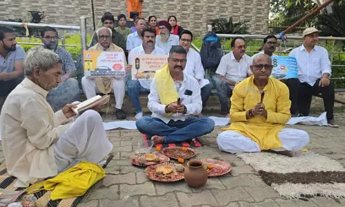 श्राद्ध के तहत प्रदर्शन, जर्जर सड़क से लोग परेशान