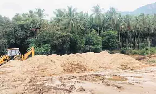 TN : कार्यकर्ताओं ने कहा, कोविलपट्टी में रेत निकालने के लिए निजी स्कूल ने पहाड़ी को उड़ा दिया TN : कार्यकर्ताओं ने कहा, कोविलपट्टी में रेत निकालने के लिए निजी स्कूल ने पहाड़ी को उड़ा दिया