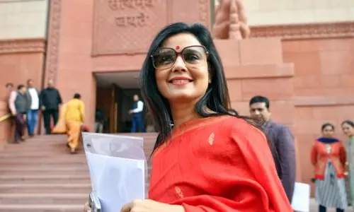 Kolkata: महुआ मोइत्रा को समिति से हटाने की मांग Kolkata: महुआ मोइत्रा को समिति से हटाने की मांग