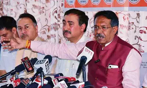 Himachal : केंद्रीय मंत्री ने चुनावी गारंटियों को पूरा न करने के लिए कांग्रेस सरकार की आलोचना की Himachal : केंद्रीय मंत्री ने चुनावी गारंटियों को पूरा न करने के लिए कांग्रेस सरकार की आलोचना की