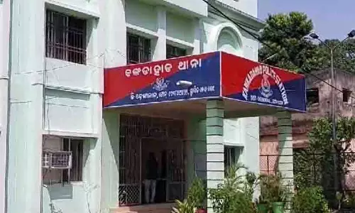 Dhenkanal : पत्थर मारकर युवक की हत्या, पत्नी का दावा Dhenkanal : पत्थर मारकर युवक की हत्या, पत्नी का दावा