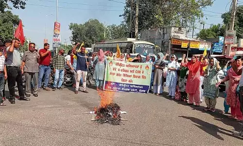 Punjab: आंदोलनकारी कंप्यूटर शिक्षकों ने विरोध मार्च निकाला, सरकार का पुतला जलाया Punjab: आंदोलनकारी कंप्यूटर शिक्षकों ने विरोध मार्च निकाला, सरकार का पुतला जलाया