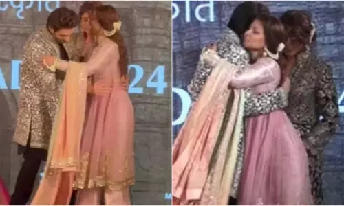 Hina Khan स्टेज पर कार्तिक आर्यन को गले लगाते हुए लड़खड़ा गई Hina Khan स्टेज पर कार्तिक आर्यन को गले लगाते हुए लड़खड़ा गई