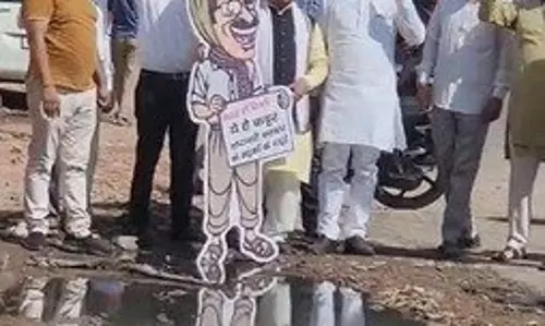 BJP ने दिल्ली की सड़कों और प्रदूषण की खराब स्थिति के लिए केजरीवाल की आलोचना की BJP ने दिल्ली की सड़कों और प्रदूषण की खराब स्थिति के लिए केजरीवाल की आलोचना की