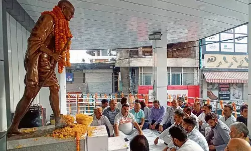 Gandhi, शास्त्री को पुष्पांजलि अर्पित की गई Gandhi, शास्त्री को पुष्पांजलि अर्पित की गई