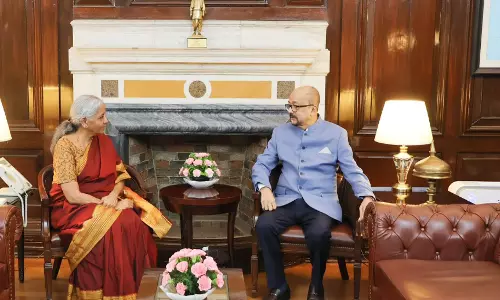 राज्यपाल रमेन डेका मिले केंद्रीय वित्त मंत्री  निर्मला सीतारमण से