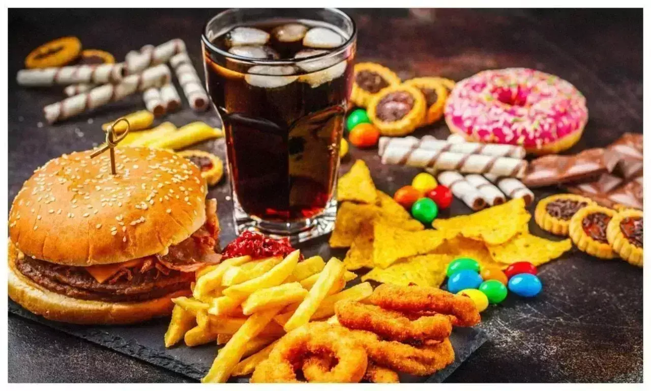 Lifestyle: ऑयली और जंक फूड से बढ़ने लगता है आपका वजन Lifestyle: ऑयली और जंक फूड से बढ़ने लगता है आपका वजन