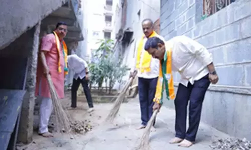 Union minister Joshi, भाजपा अध्यक्ष विजयेंद्र ने गांधी जयंती पर मंदिर की सफाई की