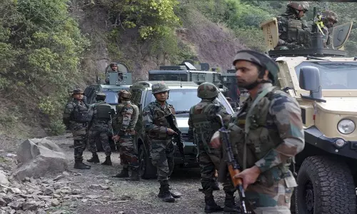 J-K: किश्तवाड़ में सुरक्षा बलों और आतंकवादियों के बीच गोलीबारी J-K: किश्तवाड़ में सुरक्षा बलों और आतंकवादियों के बीच गोलीबारी