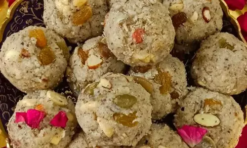 बिना चीनी और मावा के बनायें लड्डू