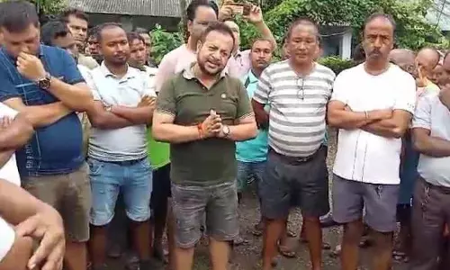 Jalpaiguri में चाय बागान प्रबंधक को त्योहारी बोनस में देरी के कारण श्रमिकों ने बंधक बना लिया Jalpaiguri में चाय बागान प्रबंधक को त्योहारी बोनस में देरी के कारण श्रमिकों ने बंधक बना लिया