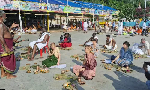 Bihar: विदेशी महिलाएं पहुंचीं अपने पूर्वजों को मोक्ष दिलाने
