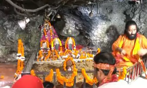 Sharadiya Navratri के पहले दिन देशभर के मंदिरों में उमड़ी श्रद्धालुओं की भीड़