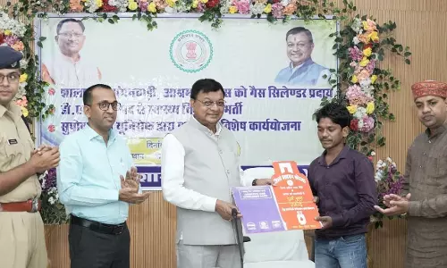 स्कूल और आंगनबाड़ी को गैस सिलेंडर का वितरण, अब खाना इसी से बनेंगे