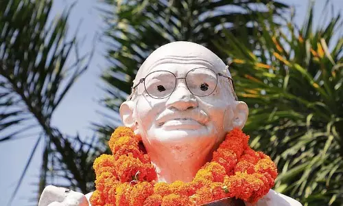 Bapu की प्रतिमा का चश्मा गायब, जुगाड़ से बचा दिन Bapu की प्रतिमा का चश्मा गायब, जुगाड़ से बचा दिन