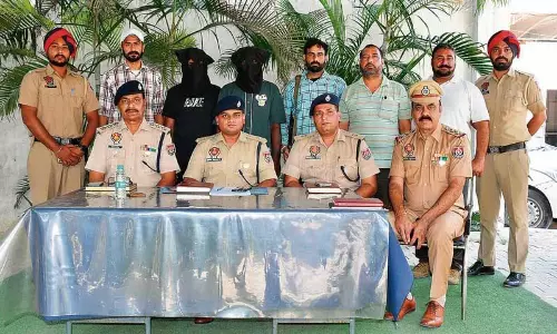 Ludhiana: धोखाधड़ी से लग्जरी गाड़ियां बेचने के आरोप में कार डीलर पकड़े गए Ludhiana: धोखाधड़ी से लग्जरी गाड़ियां बेचने के आरोप में कार डीलर पकड़े गए