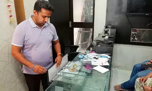 Ludhiana: तीन नकाबपोश बदमाशों ने ज्वैलरी शॉप से चांदी व नकदी लूटी Ludhiana: तीन नकाबपोश बदमाशों ने ज्वैलरी शॉप से चांदी व नकदी लूटी