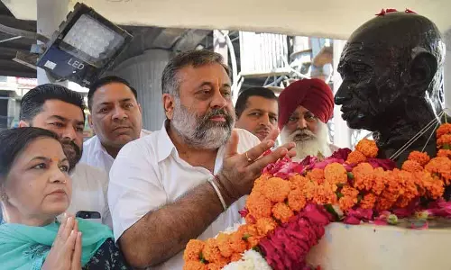 Gandhiji की प्रतिमा से उनका चश्मा गायब हो गया
