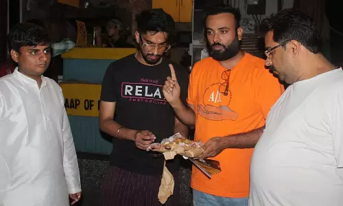 Online पनीर रोल ऑर्डर किया, मंदिर के सेवक को मिला अंडा रोल